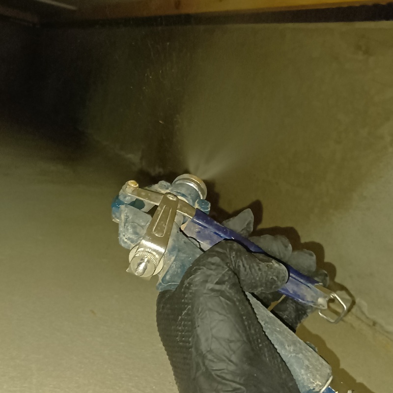 床下の木材に防蟻剤を散布