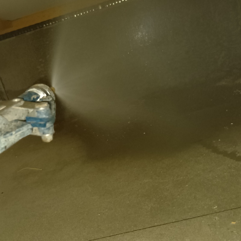 床下の木材に防蟻剤を散布