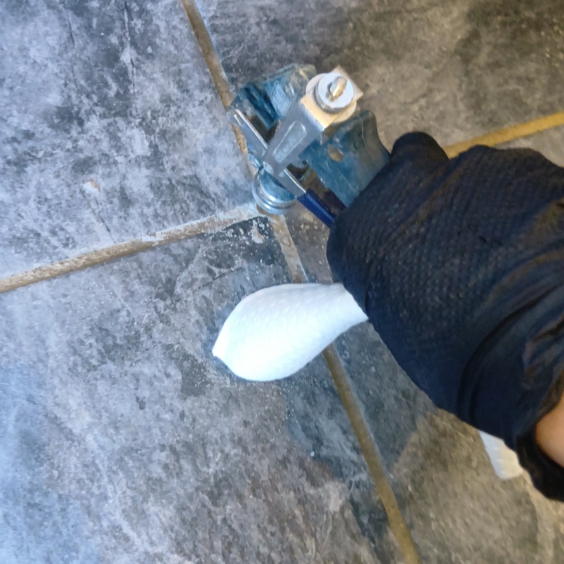 床に防蟻剤を注入