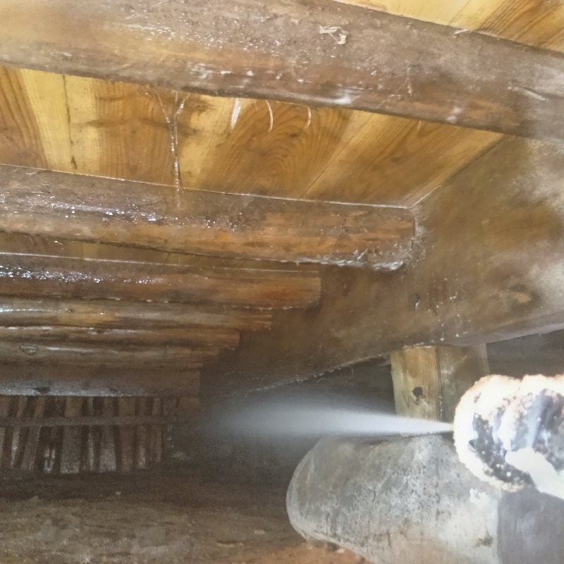 床下の地面にシロアリ駆除剤を散布