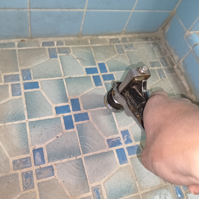 浴室の床にシロアリ駆除剤を注入