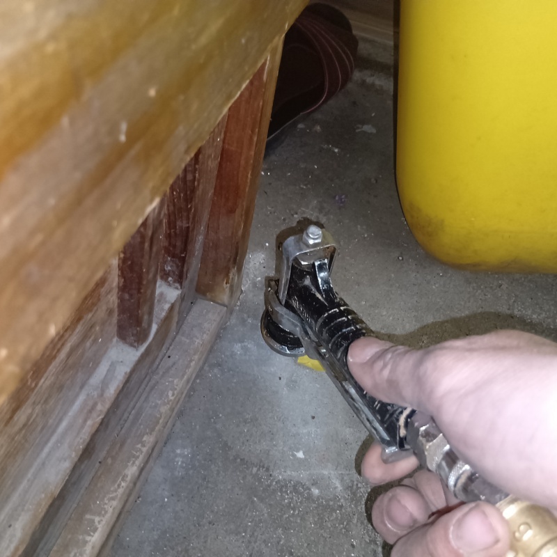 地面にシロアリ駆除剤を注入