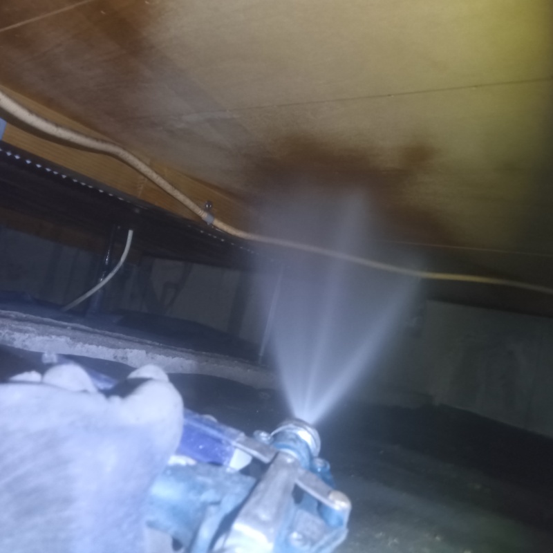 床下の木材に防蟻剤を散布