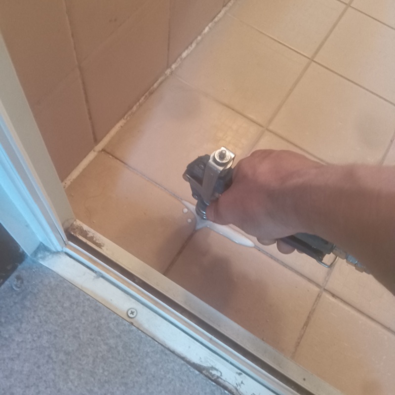 浴室の床にシロアリ駆除剤を注入