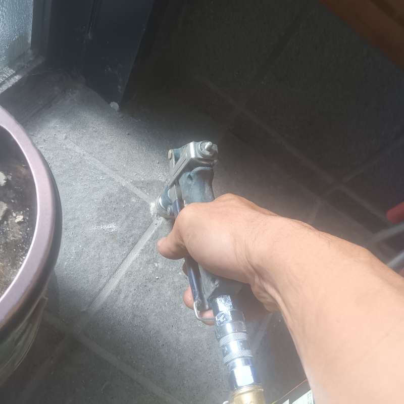 床にシロアリ駆除剤を注入