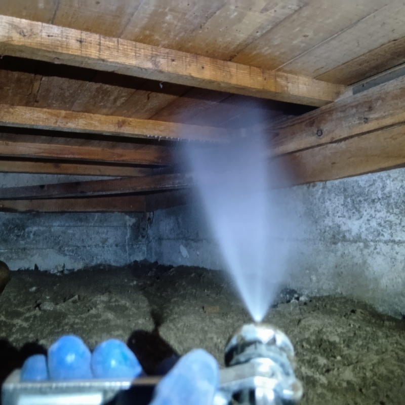 床下の木材にシロアリ駆除剤を散布