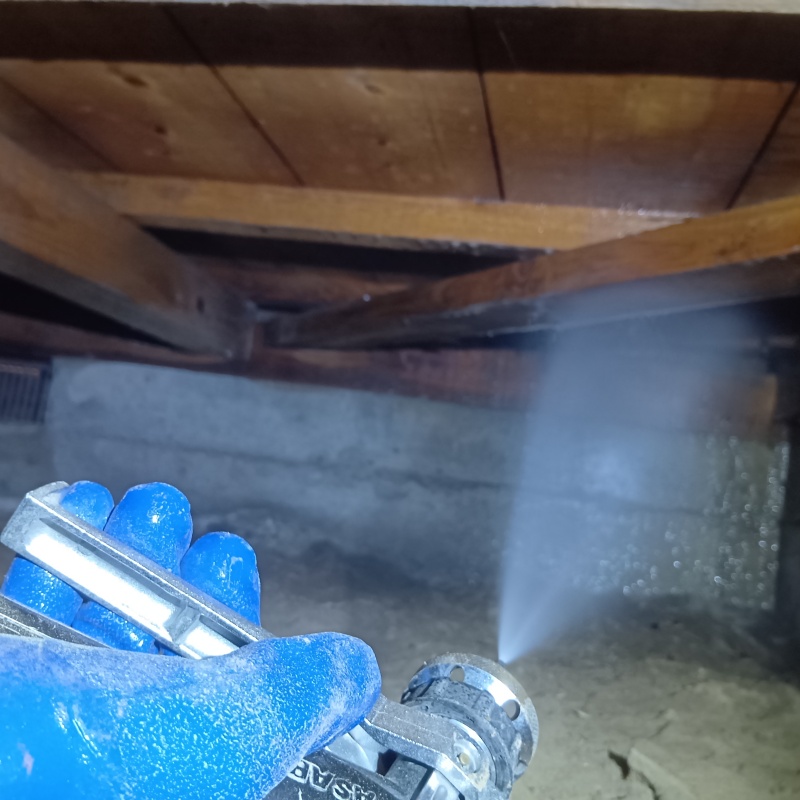 床下の木材にシロアリ駆除剤を散布