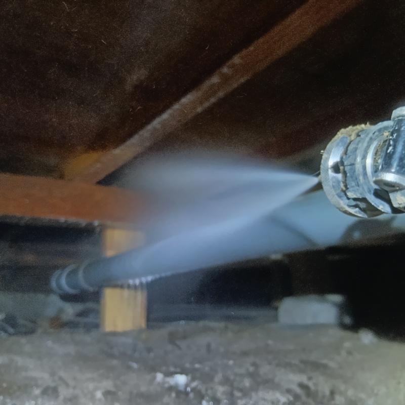 床下の地面にシロアリ駆除剤を散布