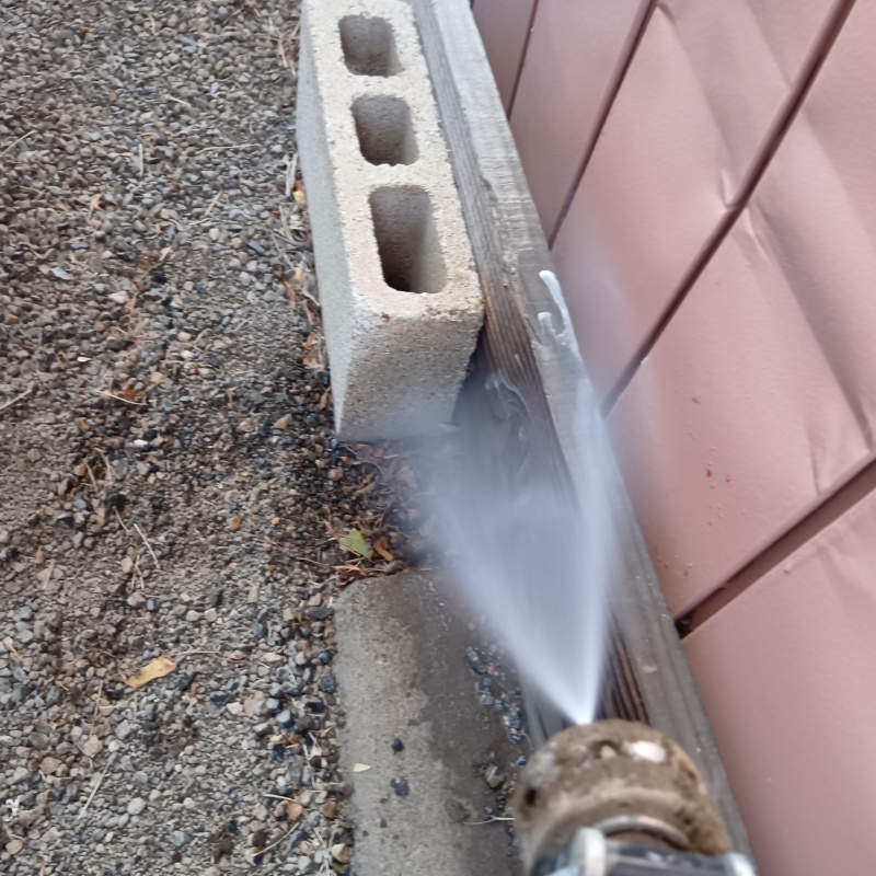 建物の外周にシロアリ駆除剤を散布