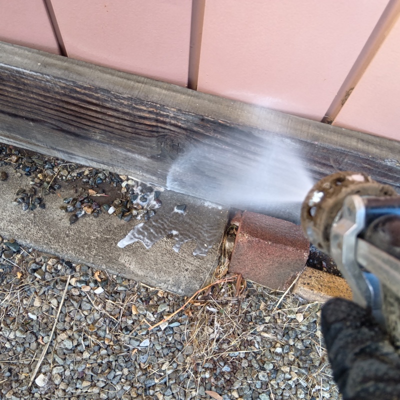 建物外周の木材にシロアリ駆除剤を散布