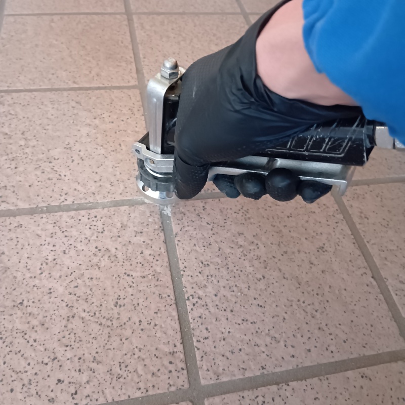 床にシロアリ駆除剤を注入