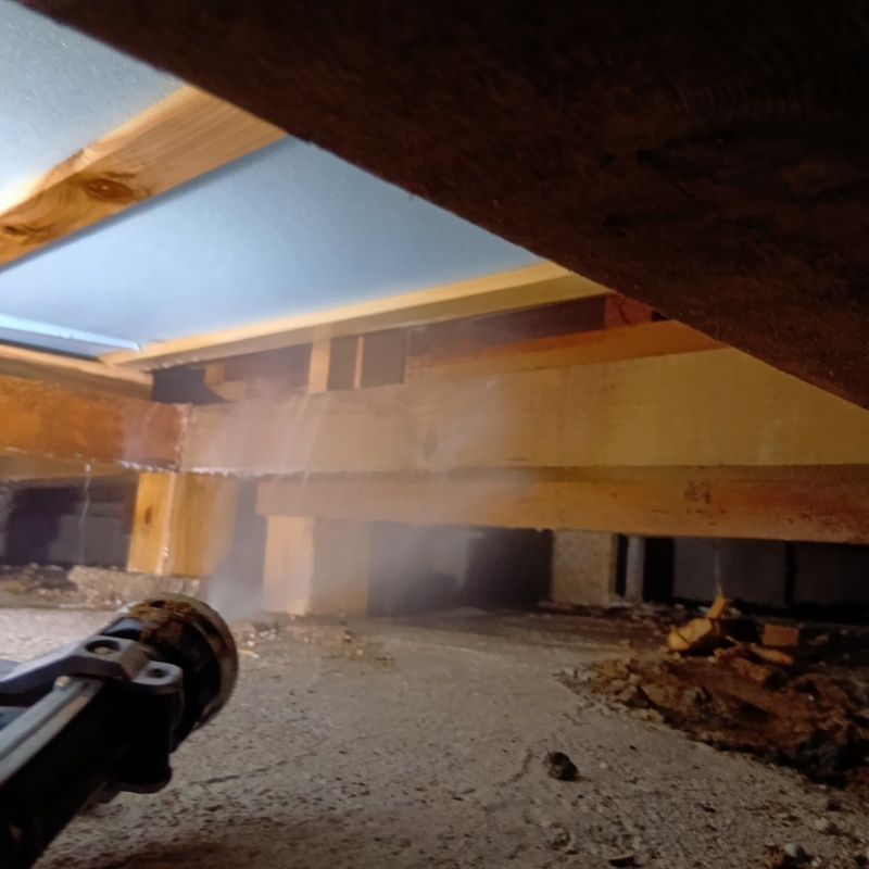 床下の木材に防蟻剤を散布