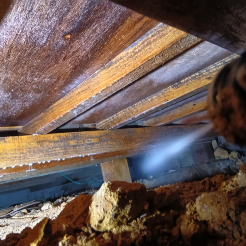 床下の地面に防蟻剤を散布