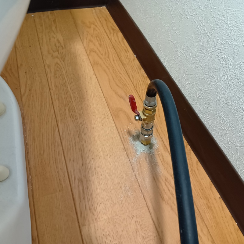 床に防蟻剤を注入