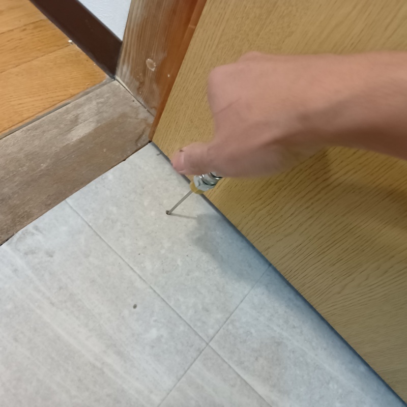 床に防蟻剤を注入