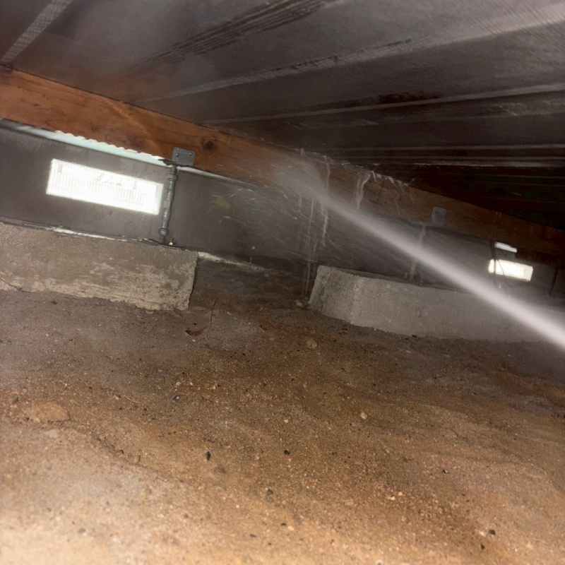 床下の木材に防蟻剤を散布