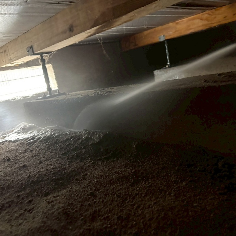 床下の地面に防蟻剤を散布