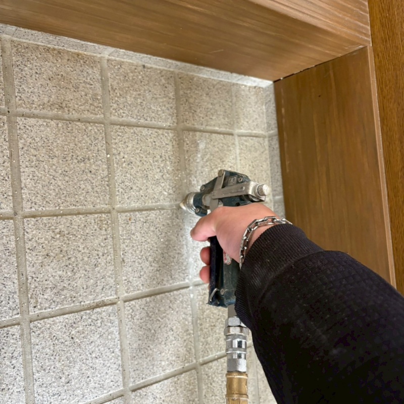 床に防蟻剤を注入