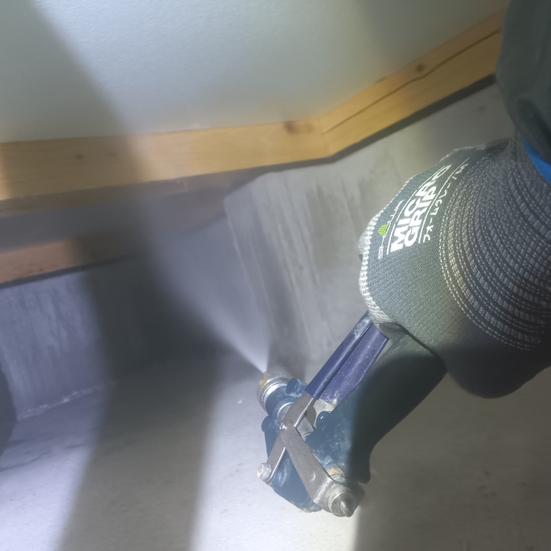 床下の木材に防蟻剤を散布