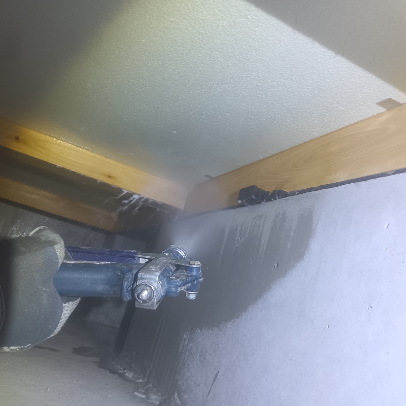 床下の木材に防蟻剤を散布