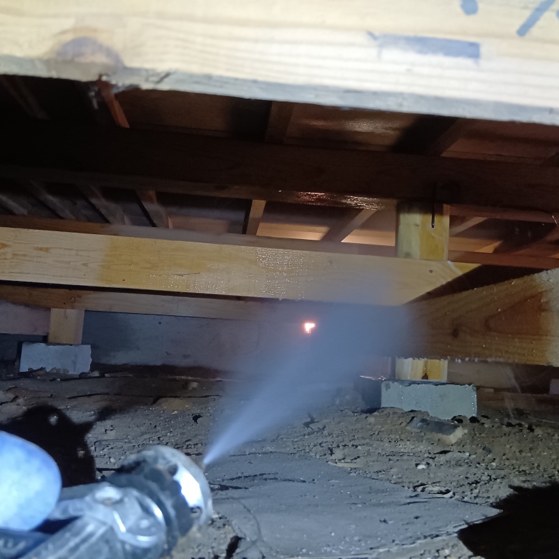 床下の木材に防蟻剤を散布