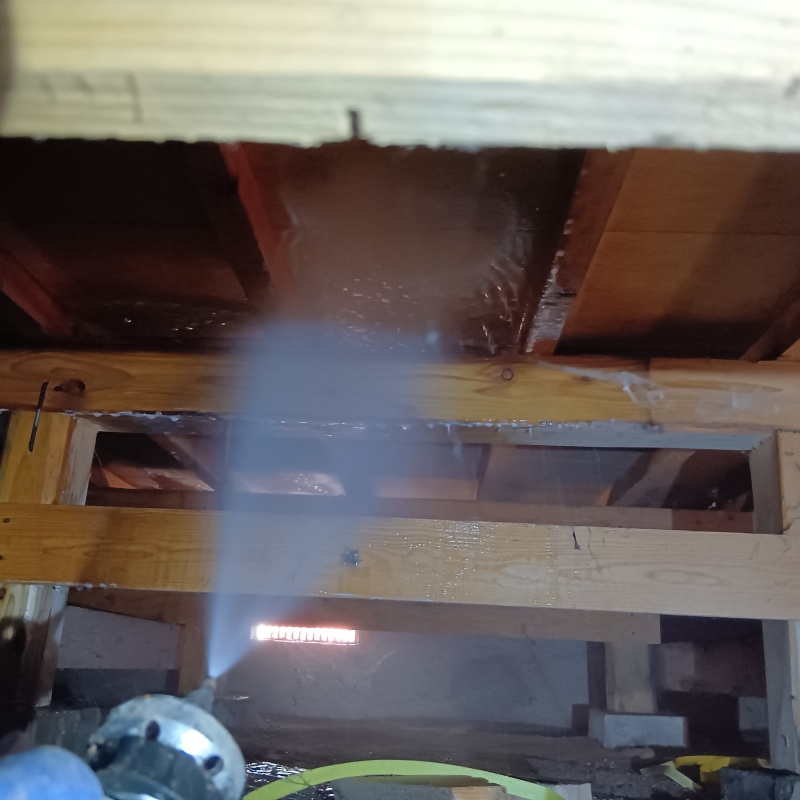 床下の木材に防蟻剤を散布