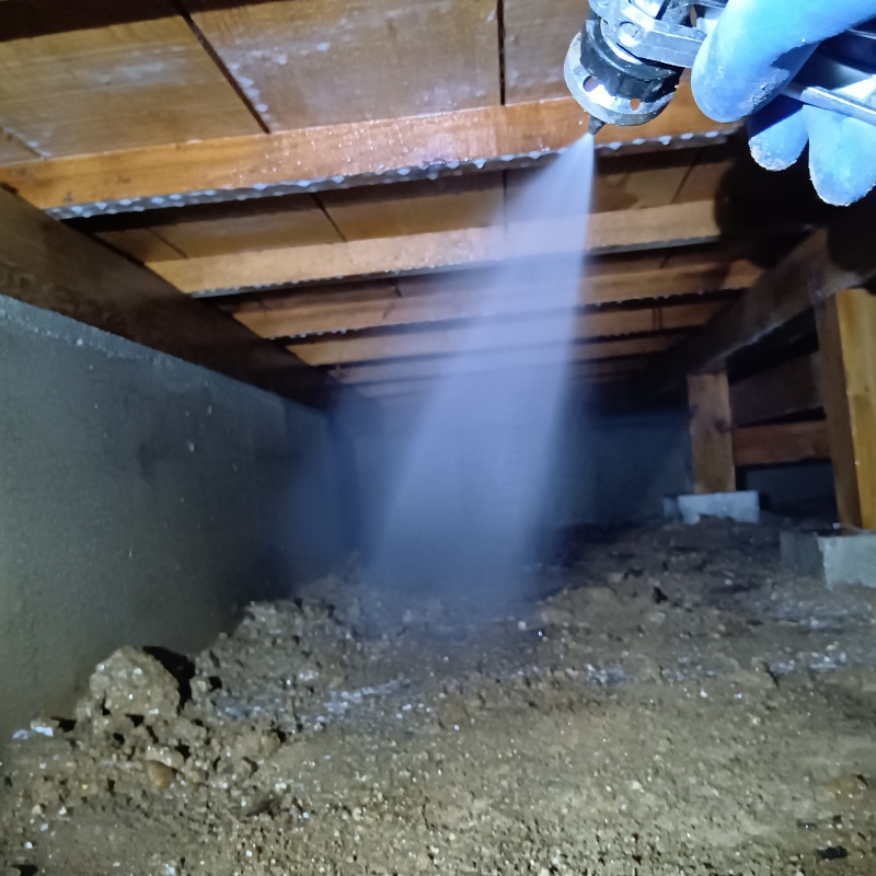 床下の地面に防蟻剤を散布