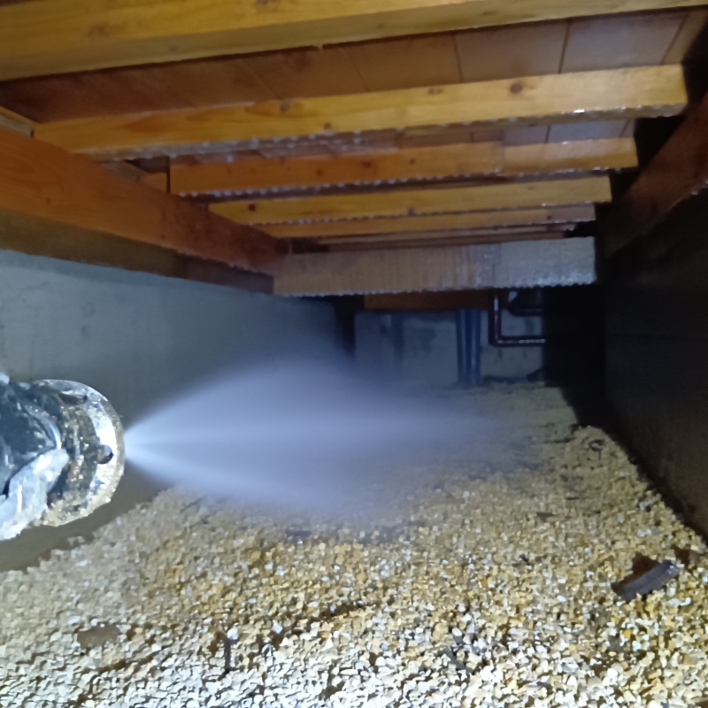 床下の地面に防蟻剤を散布