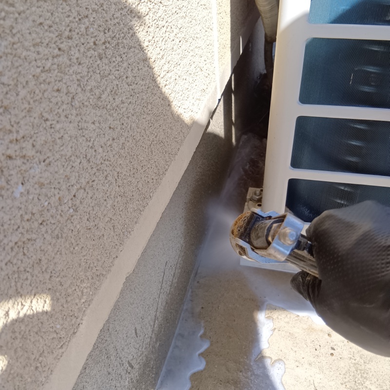 建物の外周に防蟻剤を散布