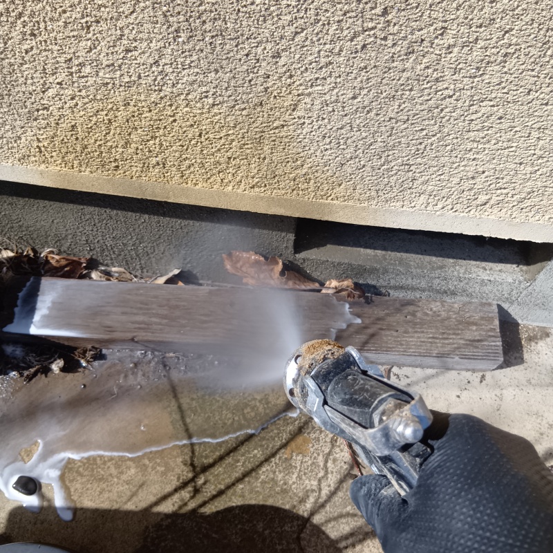 不要な木材に防蟻剤を散布