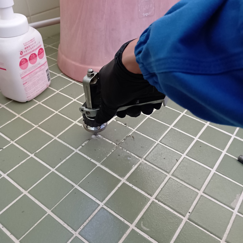 床に防蟻剤を注入