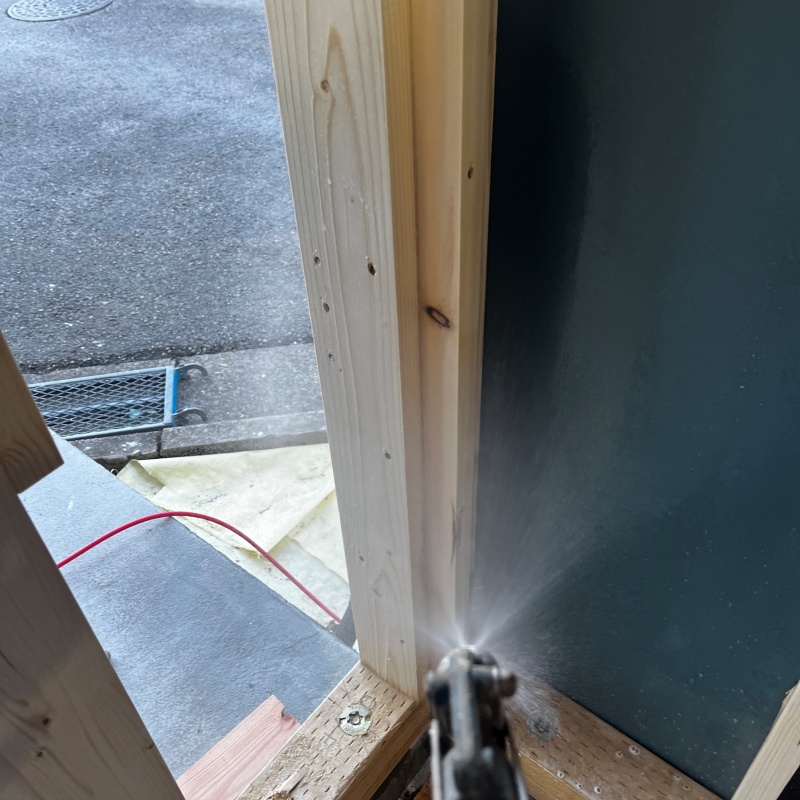 柱に防蟻剤を散布