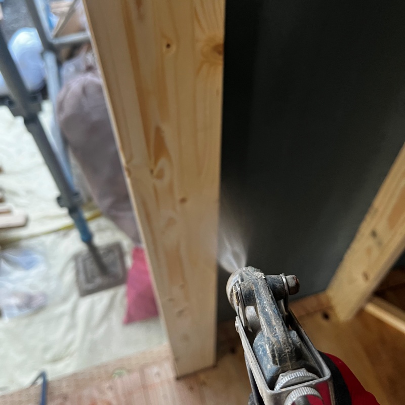 柱に防蟻剤を散布