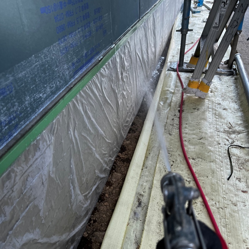 地面に防蟻剤を散布