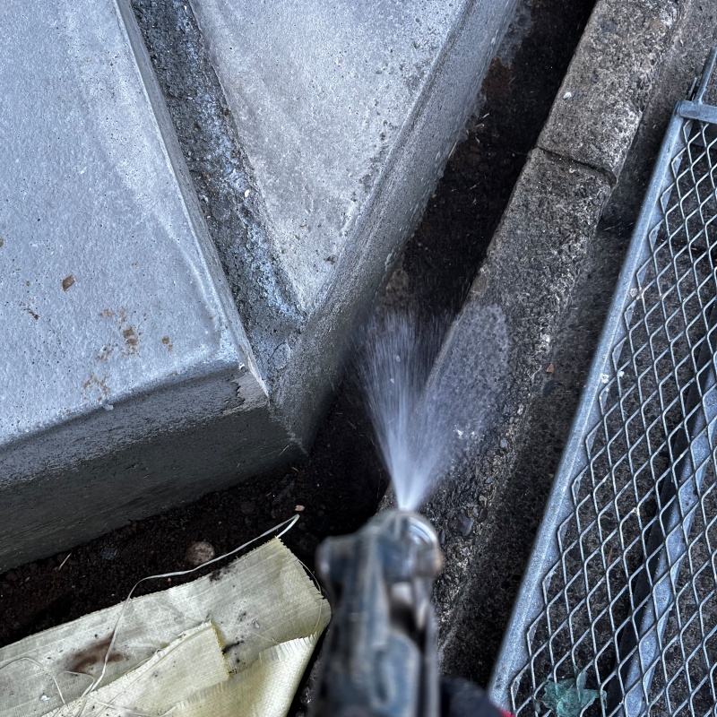 地面に防蟻剤を散布