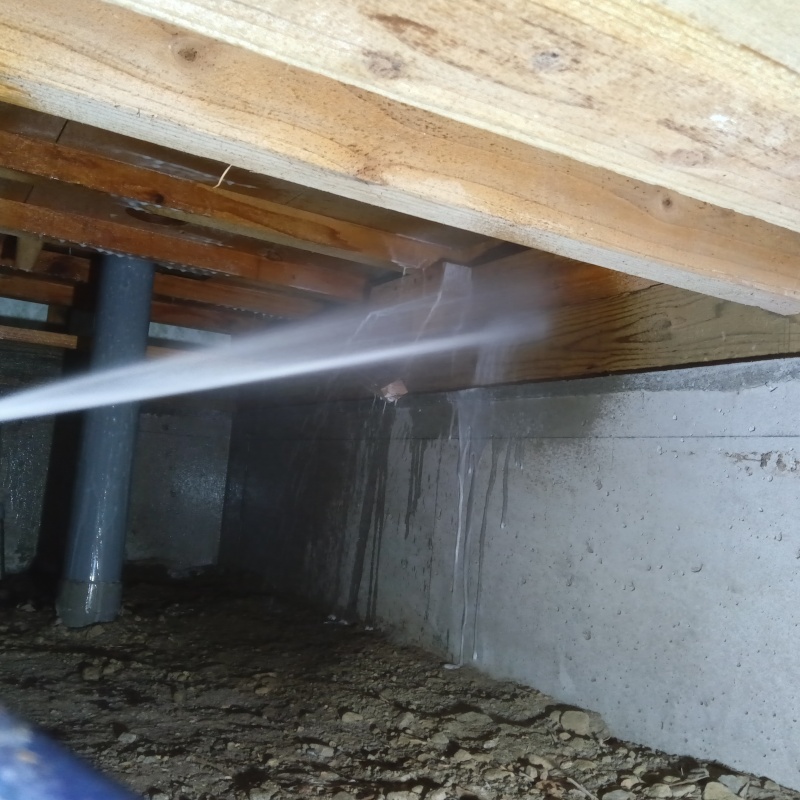 床下の木材にシロアリ駆除剤を散布