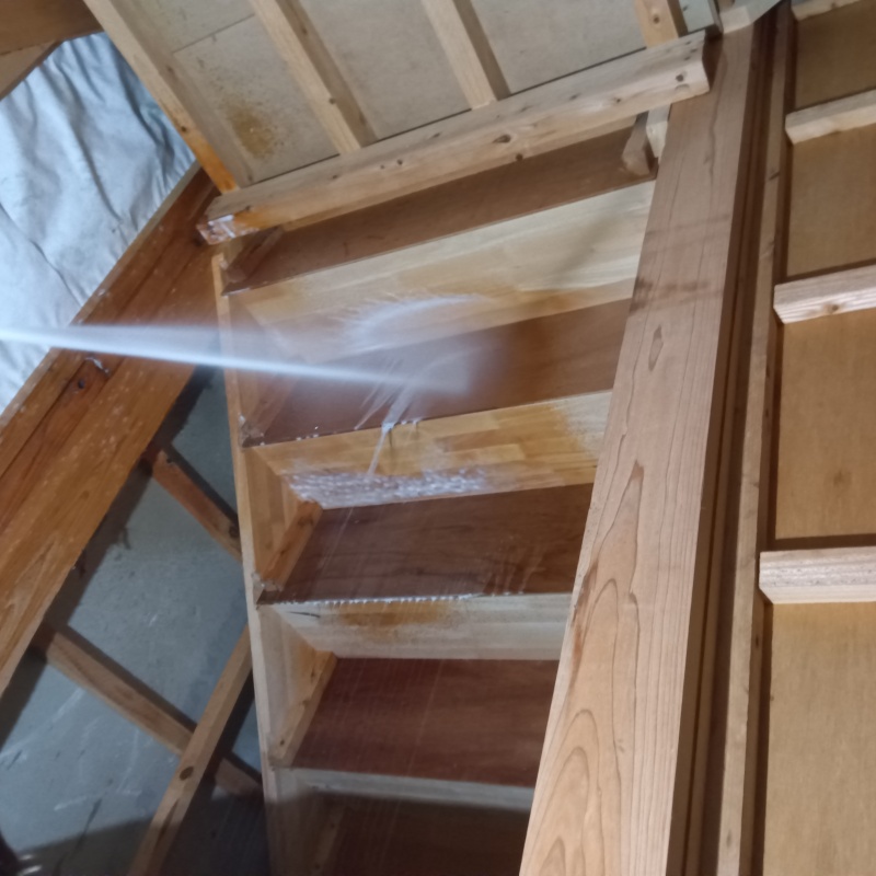 木製の階段にシロアリ駆除剤を散布