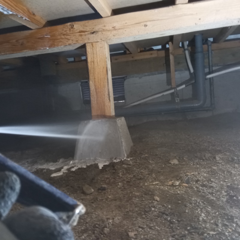 床下の地面にシロアリ駆除剤を散布