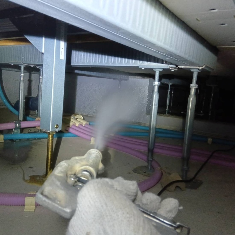 床下の天井に防蟻剤を散布