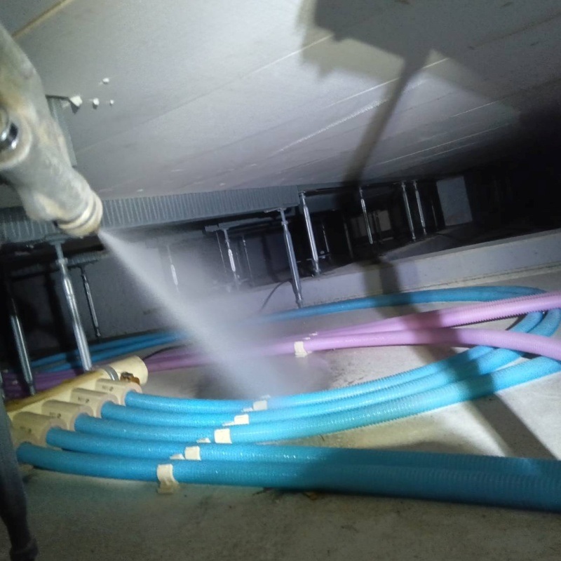 床下の配管まわりに防蟻剤を散布