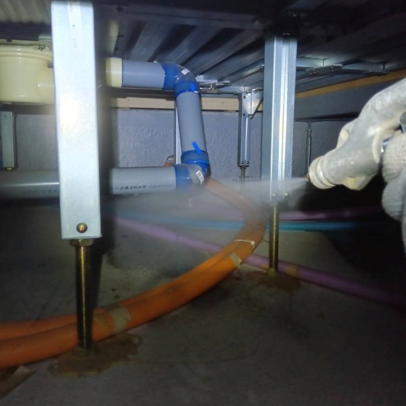 床下の地面に防蟻剤を散布