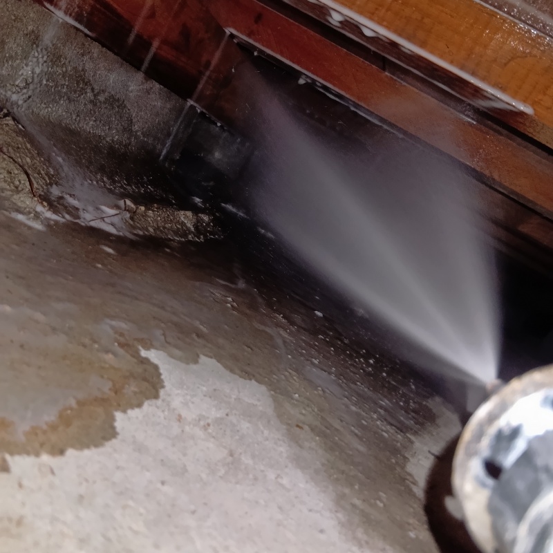 床下の木材にシロアリ駆除剤を散布