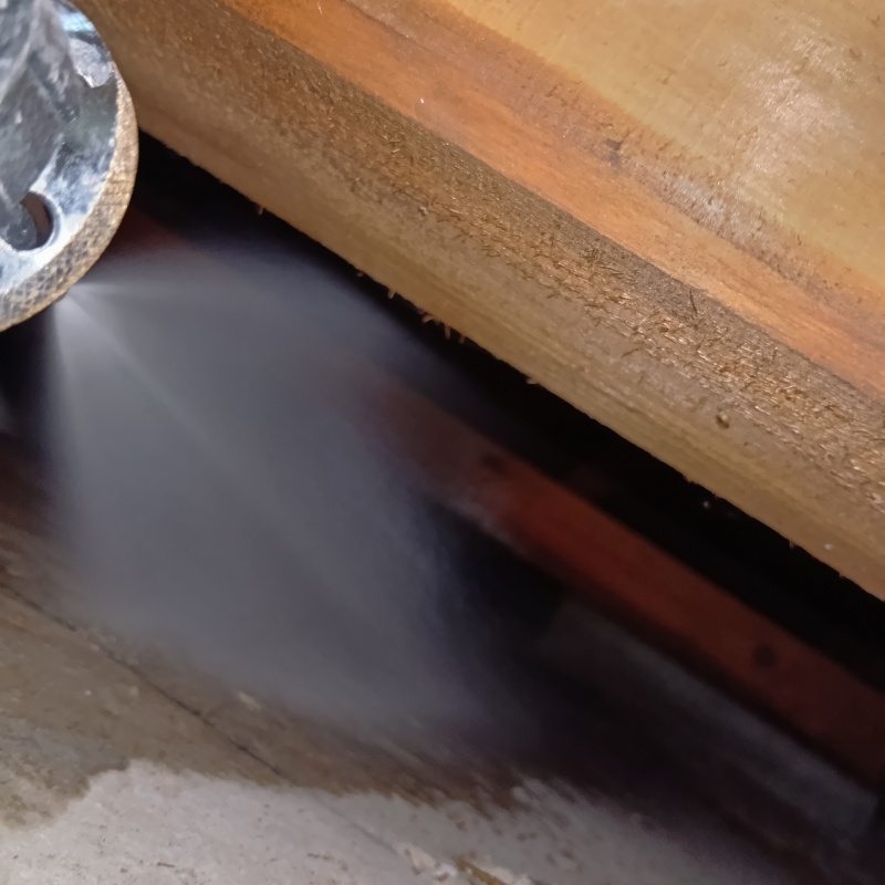 床下の地面にシロアリ駆除剤を散布