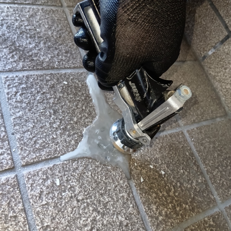 床にシロアリ駆除剤を注入