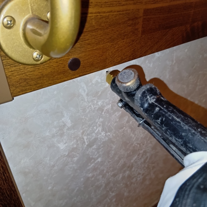 壁にシロアリ駆除剤を注入