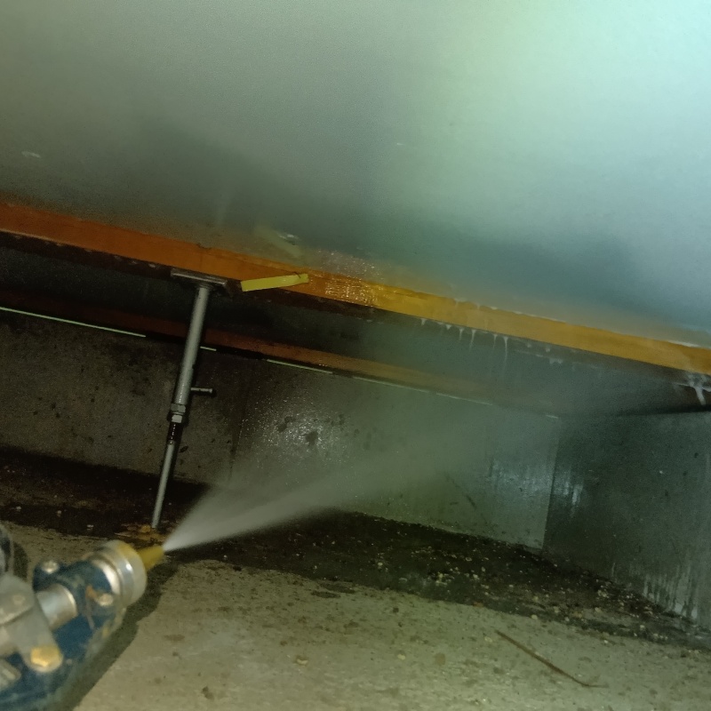 床下の木材に防蟻剤を散布