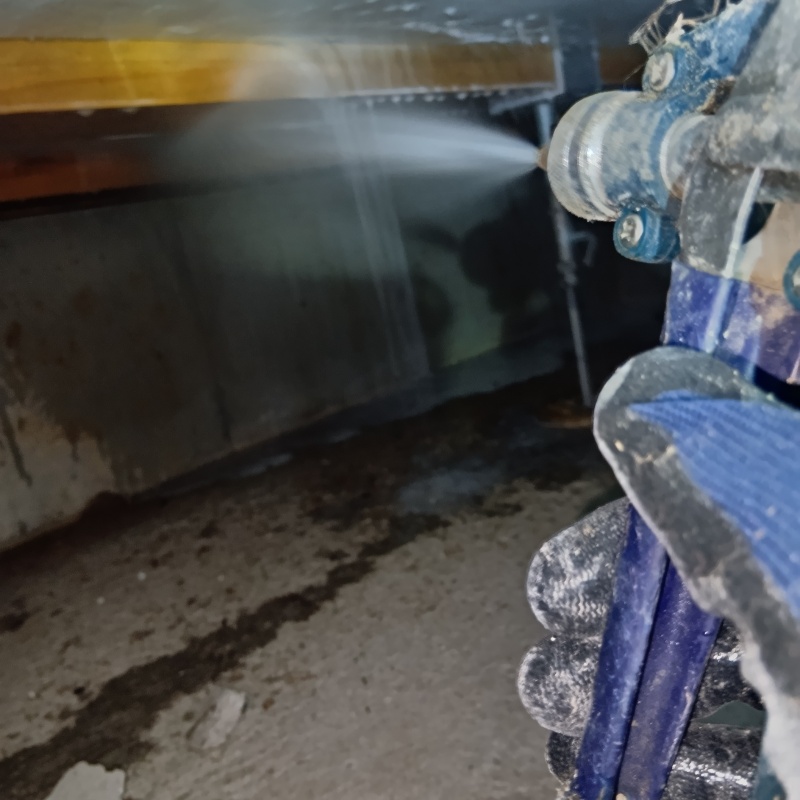 床下の木材に防蟻剤を散布