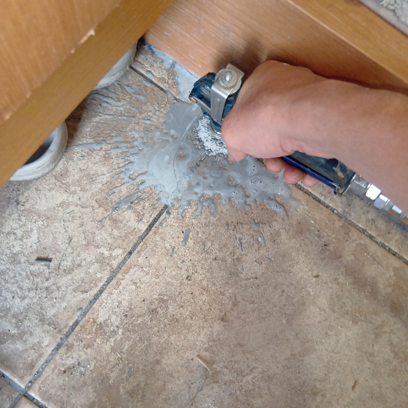 床に防蟻剤を注入