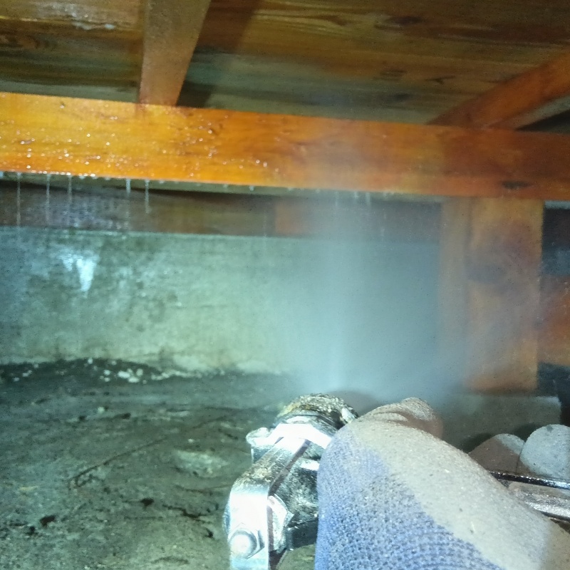 床下の木材にシロアリ駆除剤を散布