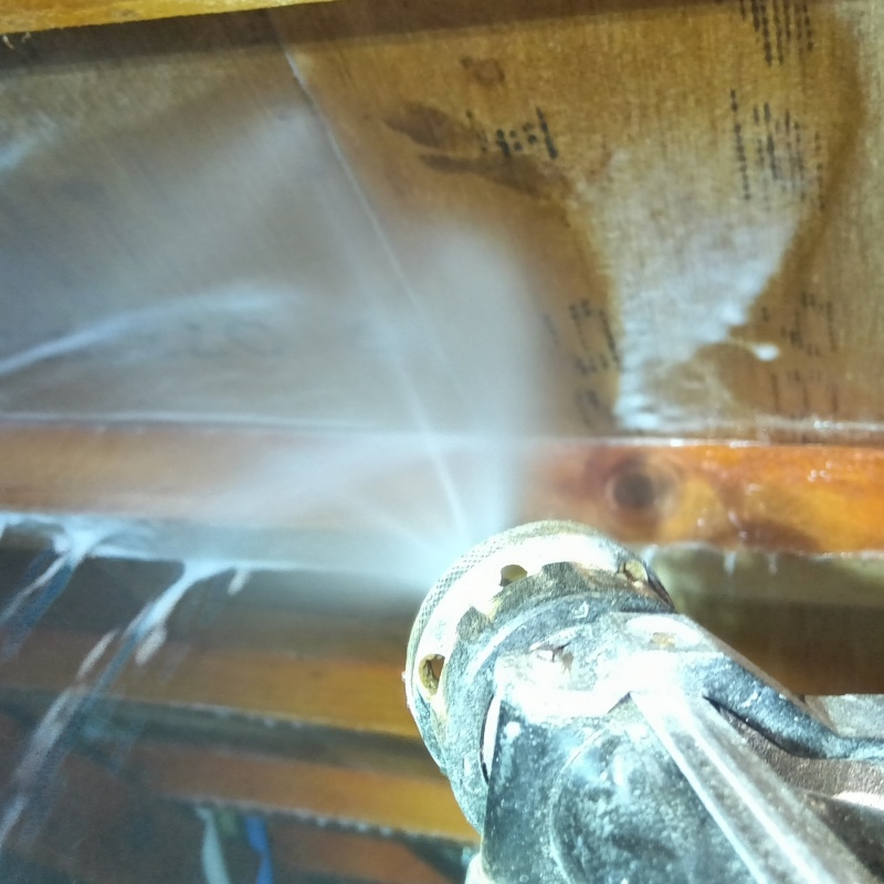 床下の木材にシロアリ駆除剤を散布